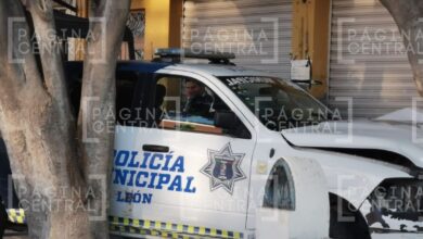 Policía choca contra barda para evitar tragedia en Mariano Escobedo en León