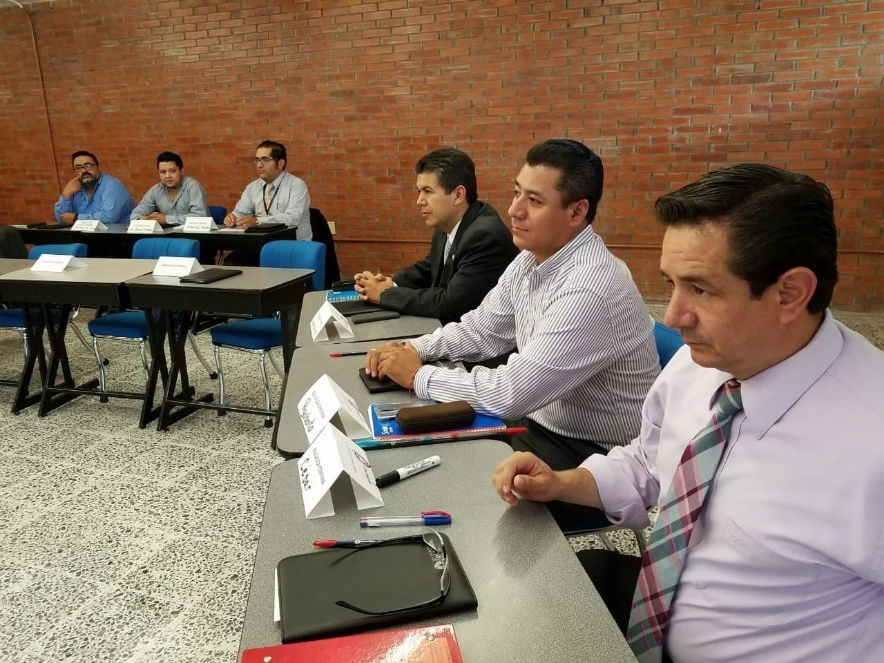 Capacitan a oficiales calificadores de León