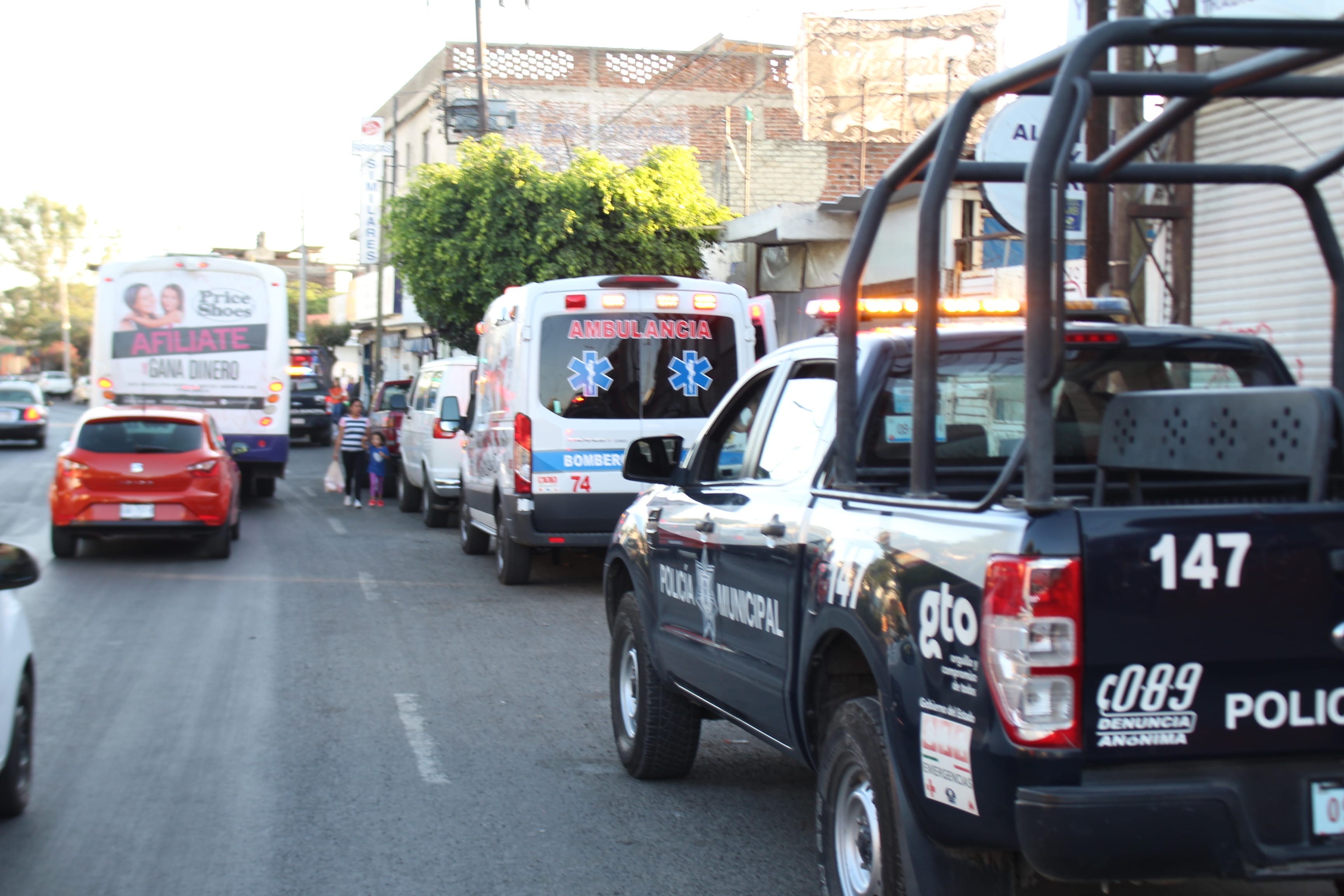 Resulta menor lesionada al caer de un techo
