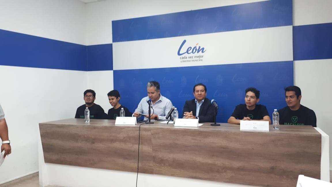 Desarrollan pulsera con botón de pánico en León