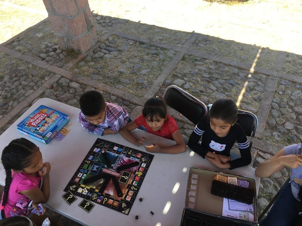 Entregan en Silao 110 becas a niños para fortalecer su educación