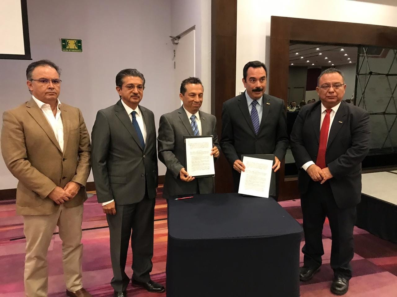 Firma de convenio entre CMIC e Inifeg mejorará calidad de espacios educativos