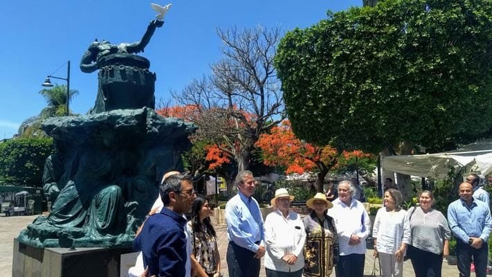 Rescatan del olvido a escultura de la Amistad Internacional