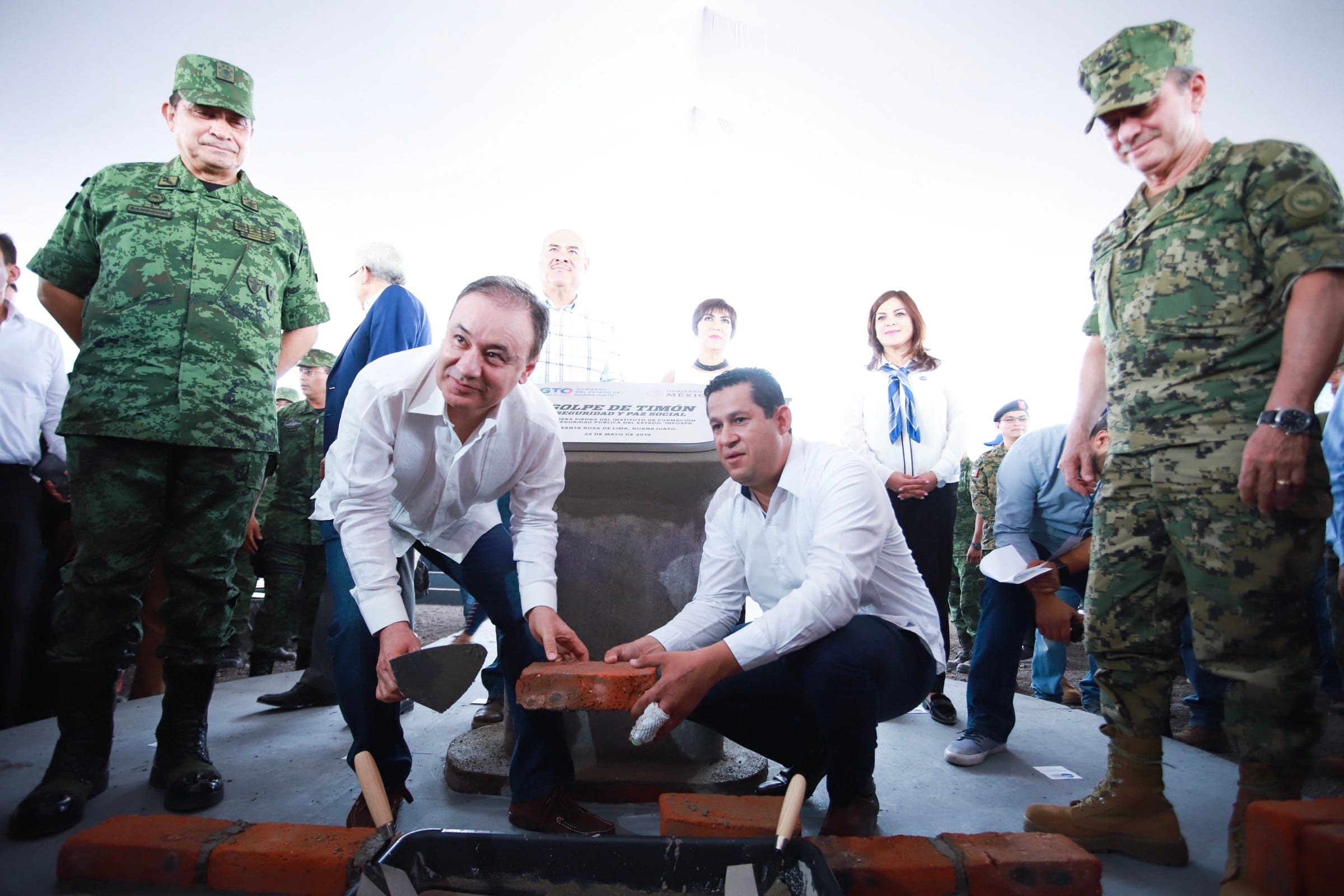 Durazo y Diego Sinhue colocan primera piedra del Instituto de Formación Policial