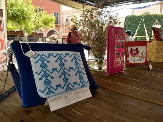Exigen indígenas permisos para venta de artesanías