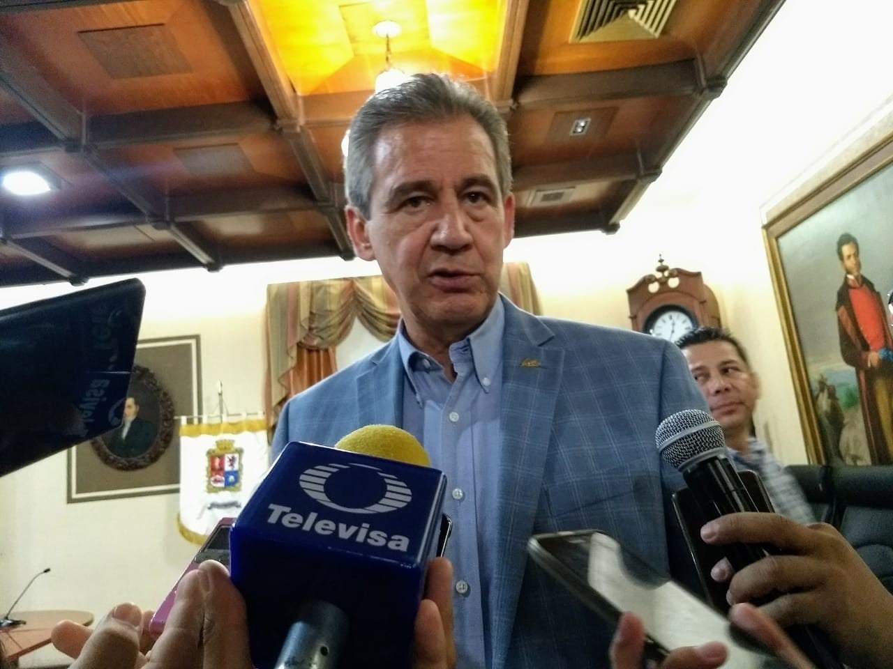 Previo al reajuste tarifario, Santillana se niega a tomar orugas y camiones del SIT