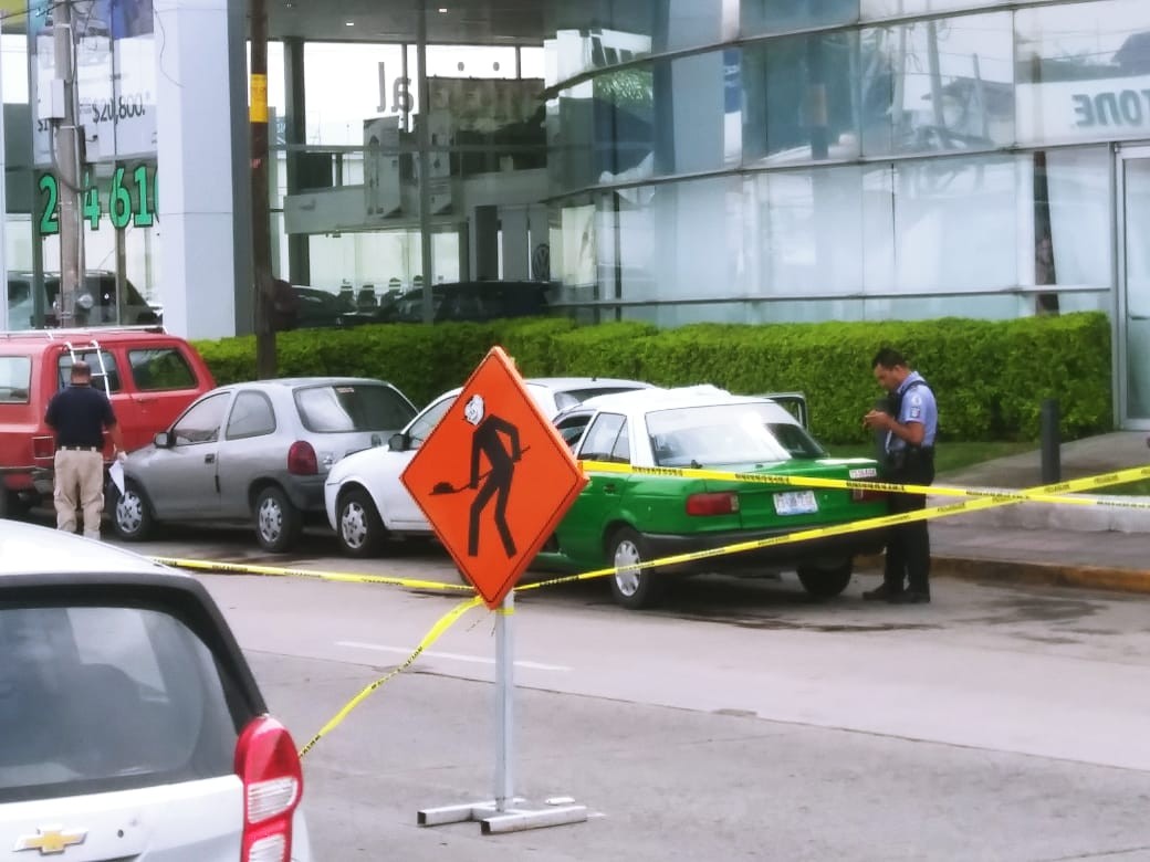 Fallece taxista a bordo de su vehículo