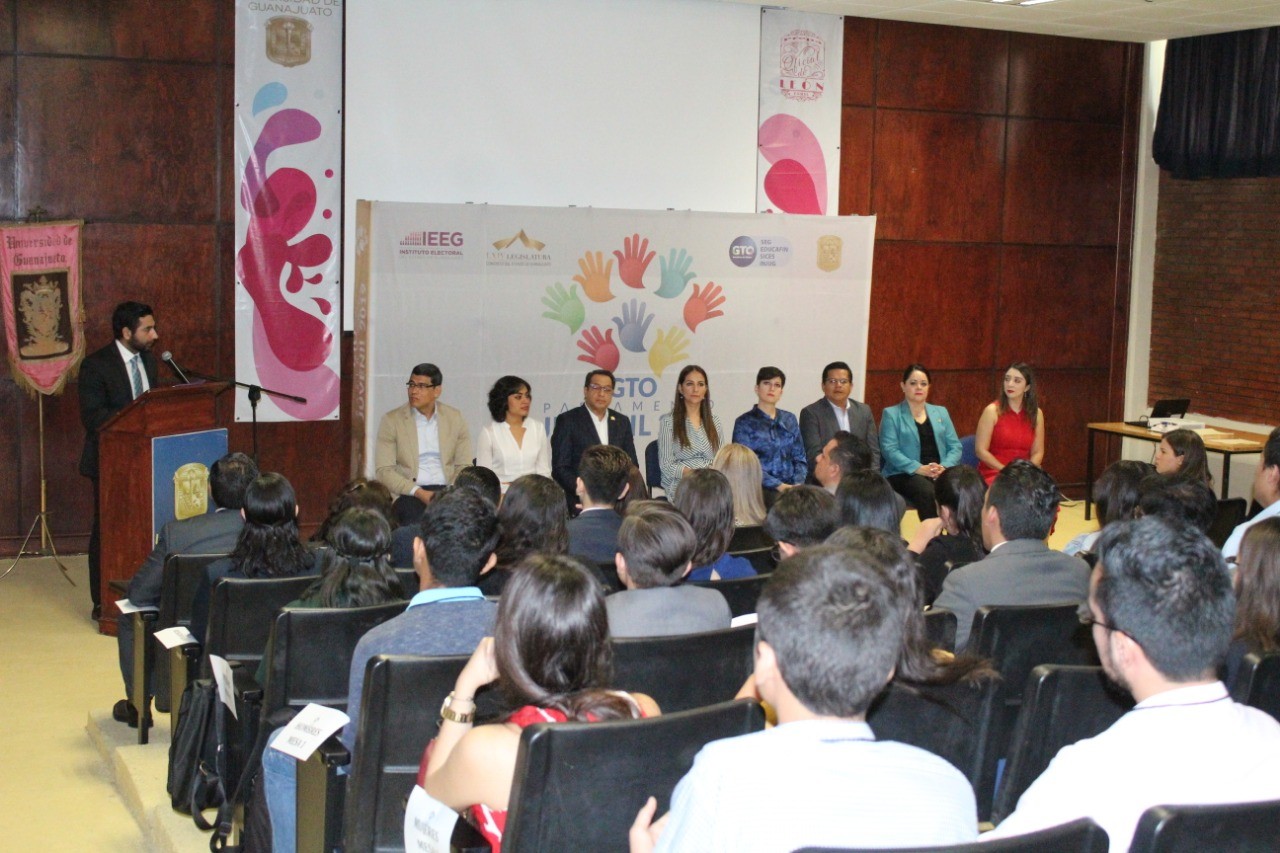 Jóvenes, pieza clave para consolidar la democracia: Cristina Márquez