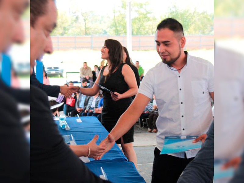 Egresan primeros alumnos de Prepa Abierta en SFR