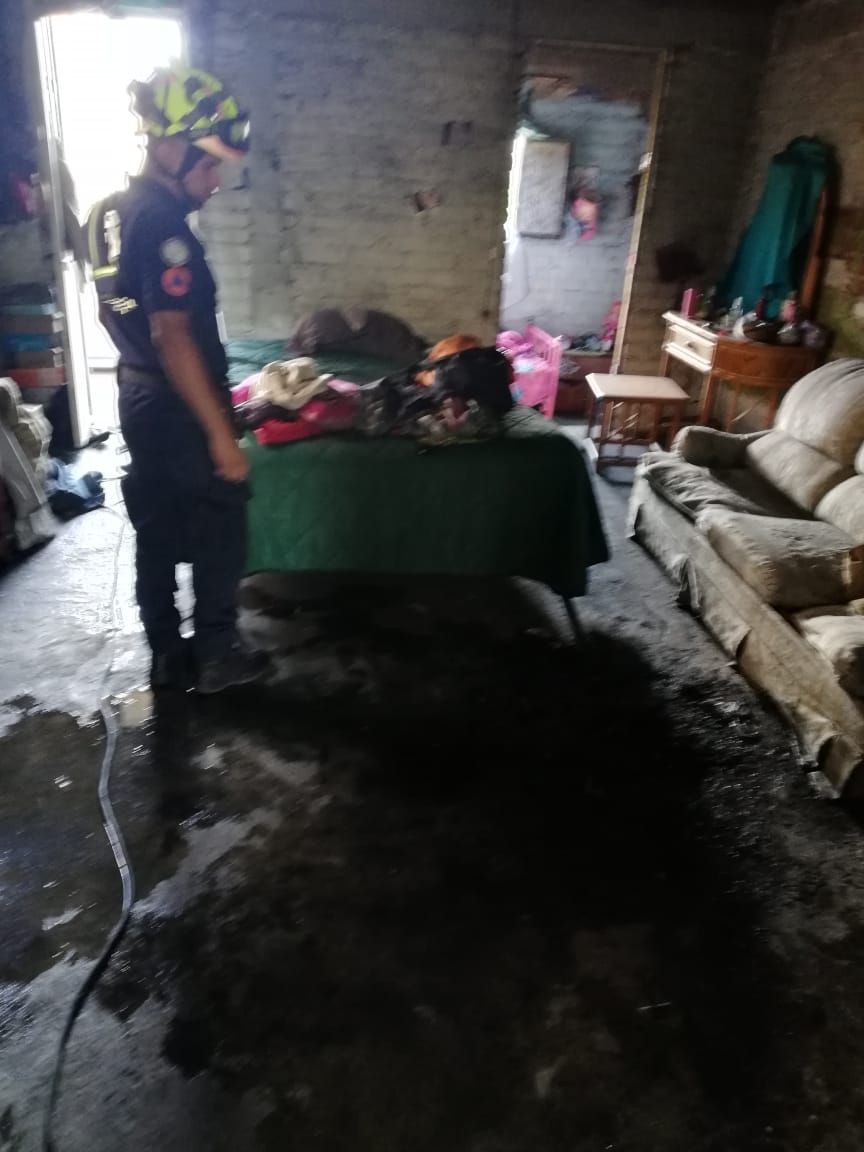 Elemento de Protección Civil rescata a hombre de incendio