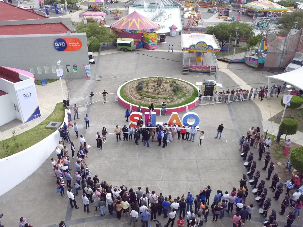 Fuerte lluvia impide gozar plenamente primer día la Feria de Silao