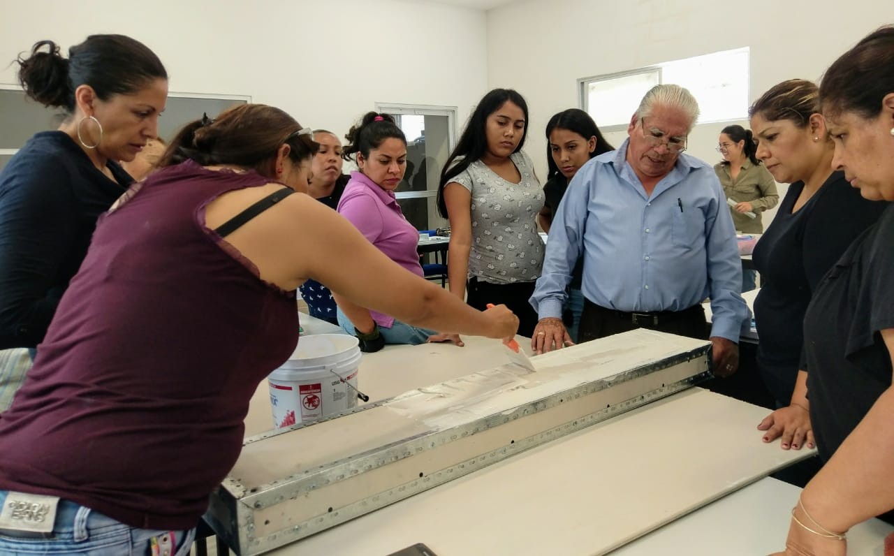 Se capacitan mujeres en taller de tablaroca