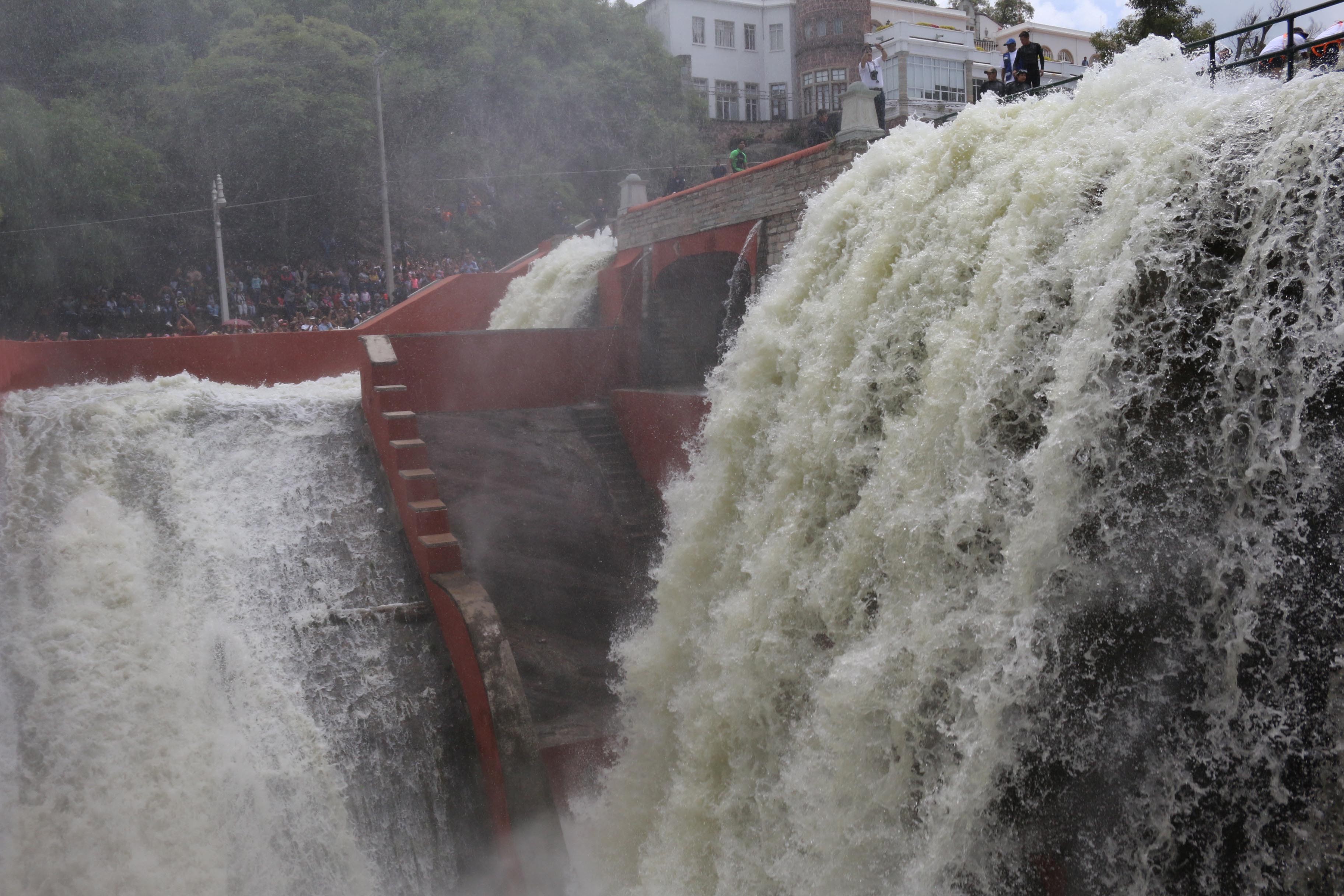 Abre sus compuertas la Presa de la Olla