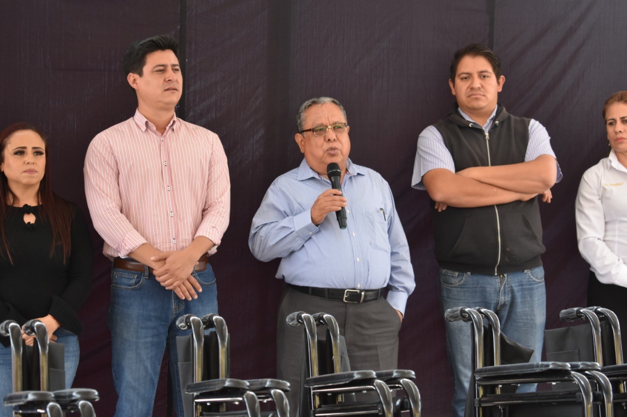 Entregan sillas de ruedas a ciudadanos