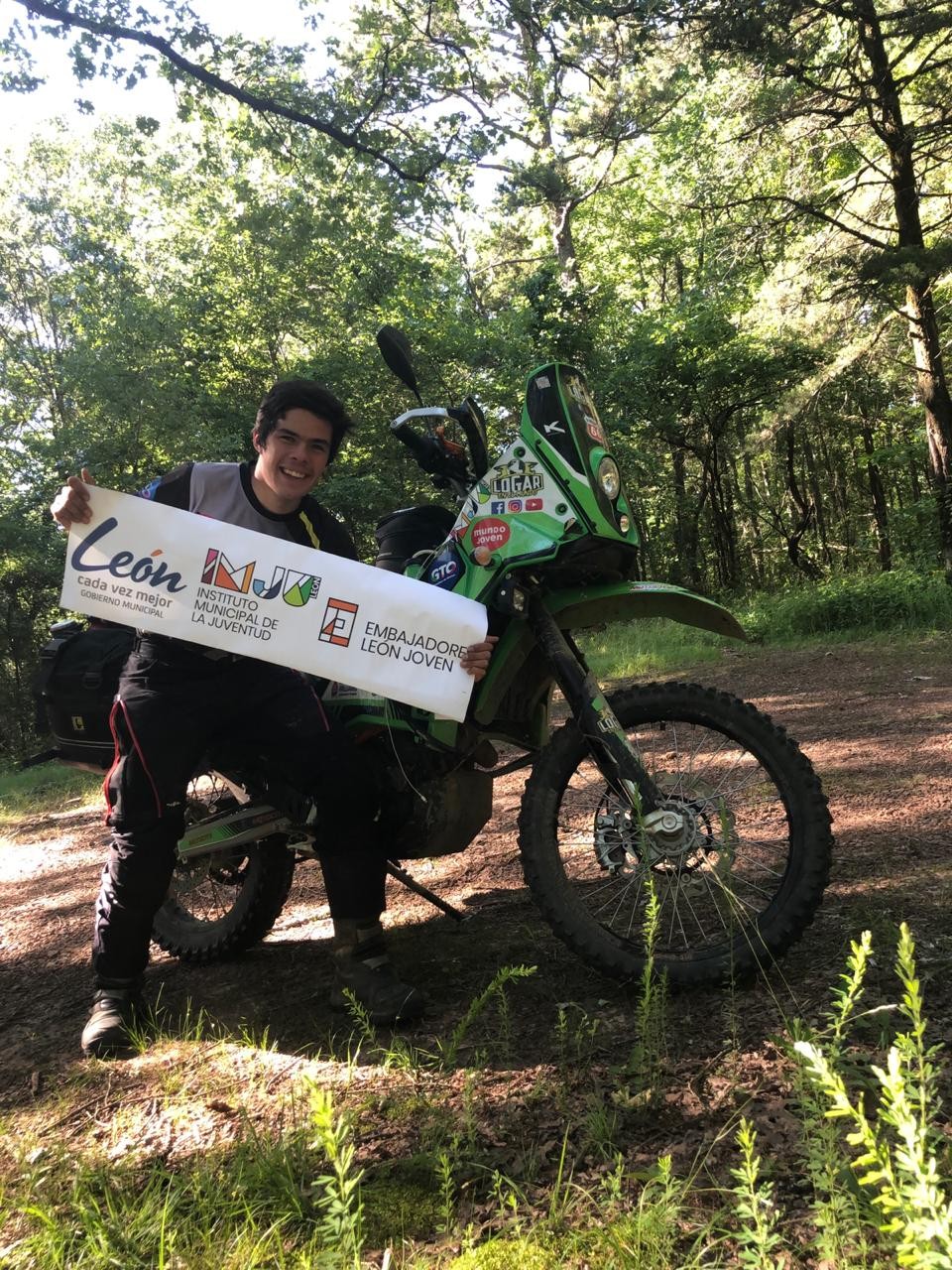 Bernardo Logar, de 19 años, llega a Canadá en su moto