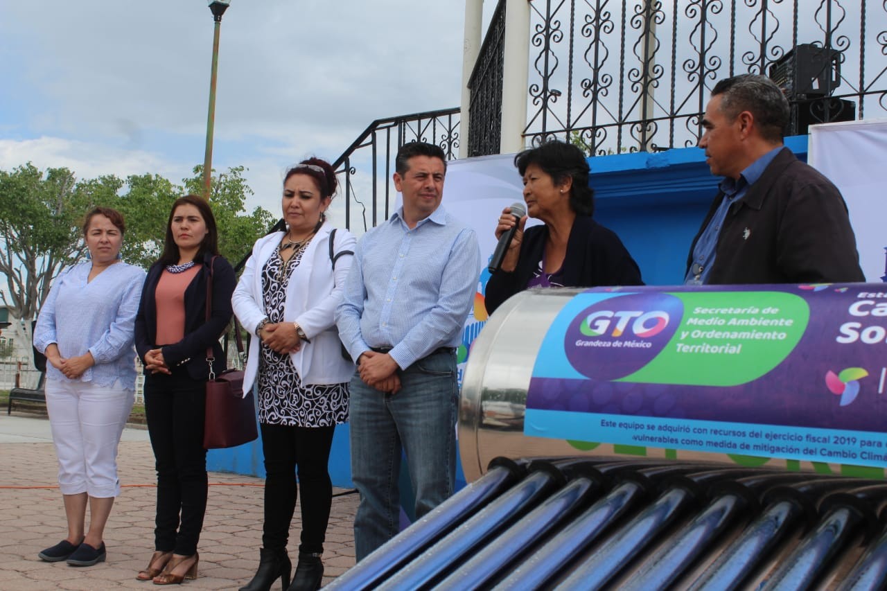 Entregan calentadores solares a 300 ciudadanos