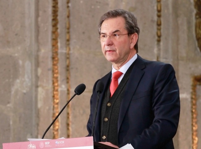 SEP rechaza validez de documento que pide aplausos para AMLO