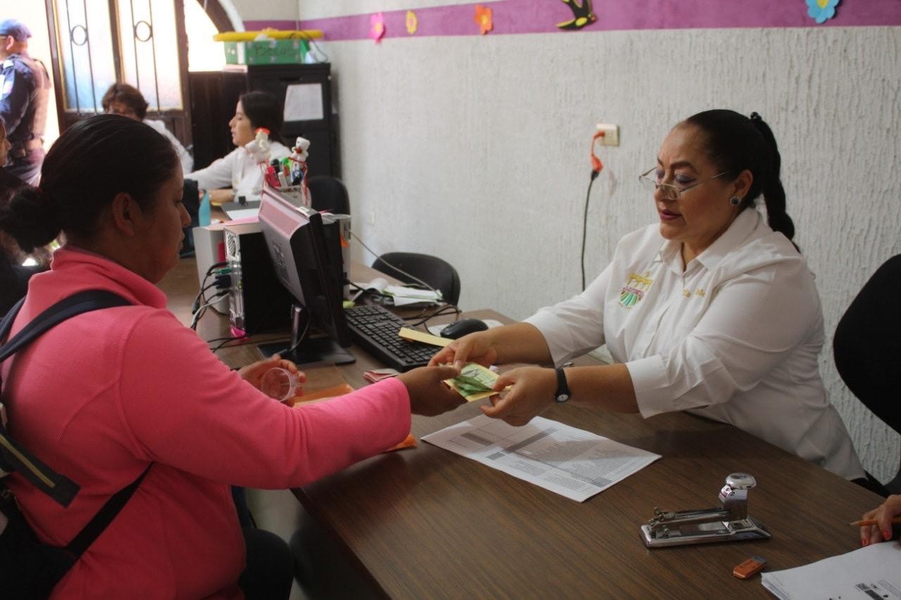 Entregan becas municipales a estudiantes