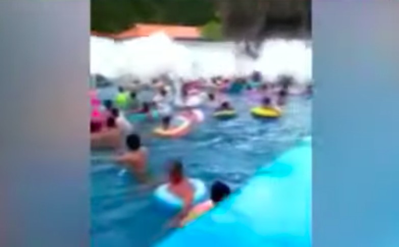 Falla provoca “tsunami” en alberca de China; deja 44 heridos