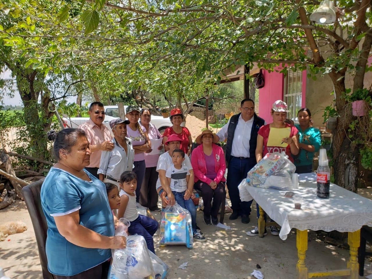 Entregan despensas a familias de comunidades rurales