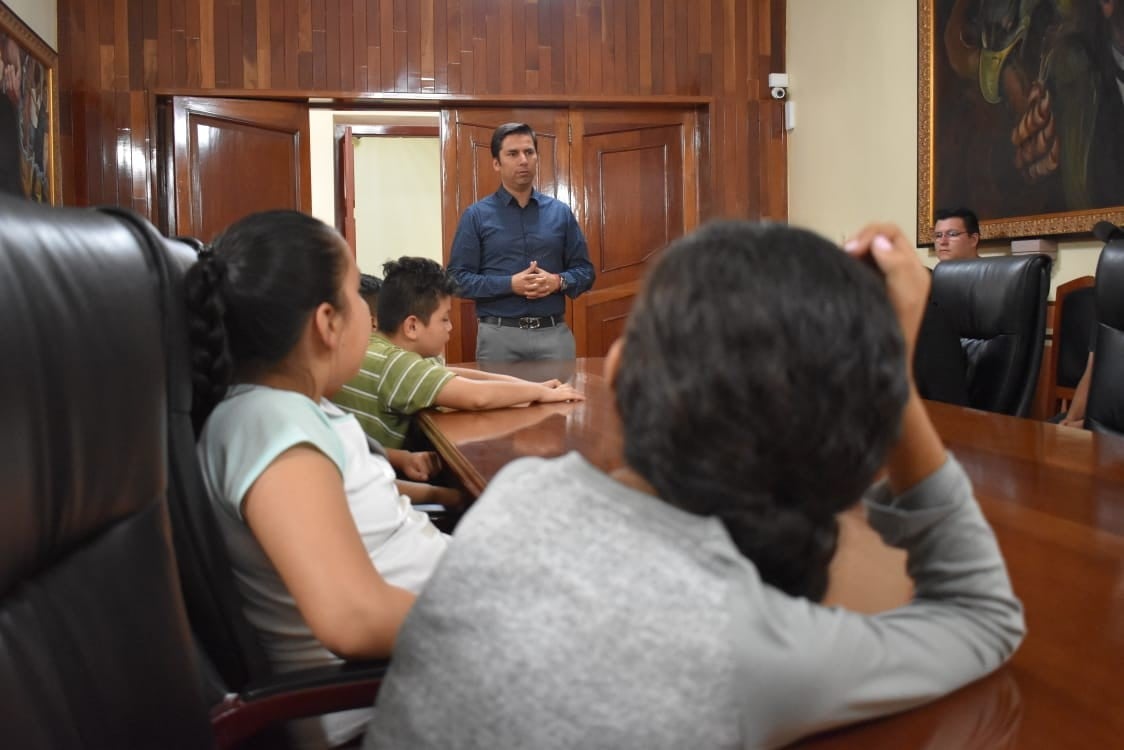 Comparte alcalde plática con niños en Salón de Cabildos