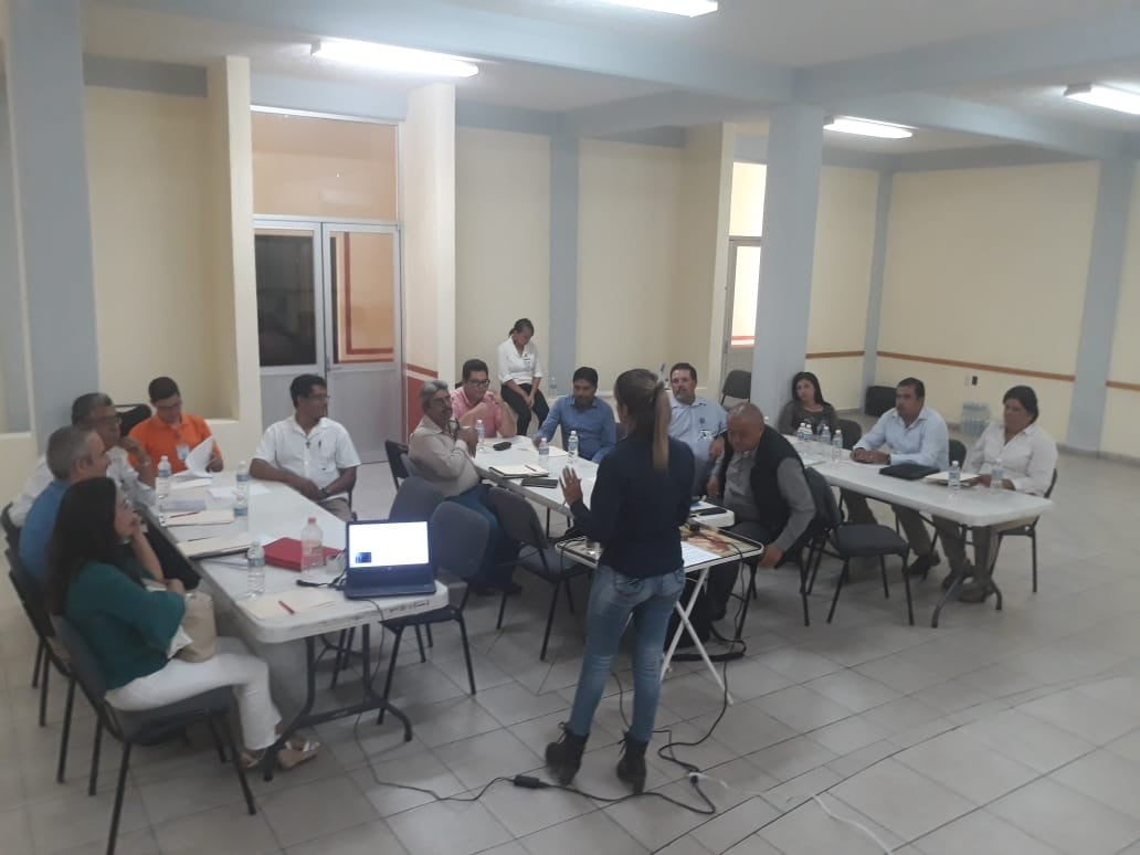 Capacitan a funcionarios en temas de género