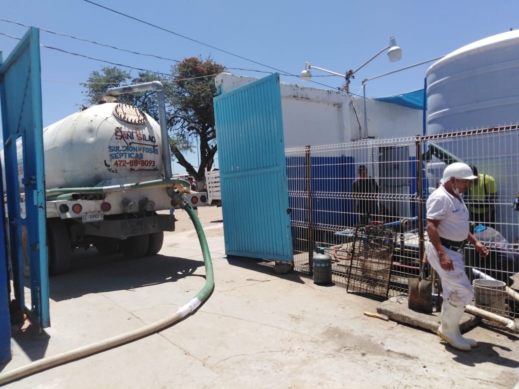 Desazolvan planta tratadora de aguas residuales del Rastro Municipal