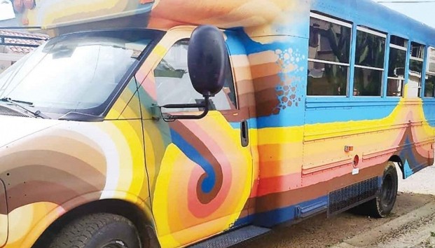 Convierten autobús en escuela para migrantes