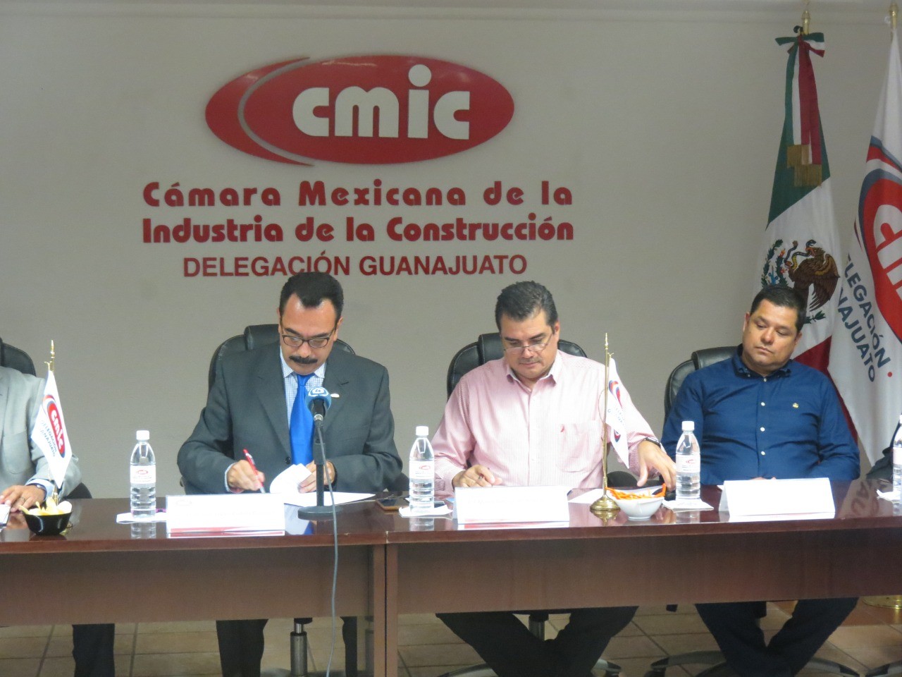 Firman constructores convenios para reactivar industria