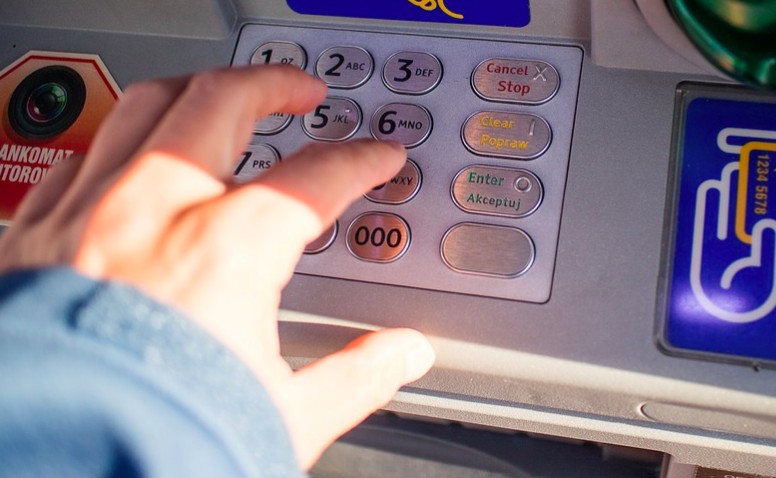 ¡Ten cuidado!, podrías cometer este grave error en el cajero automático