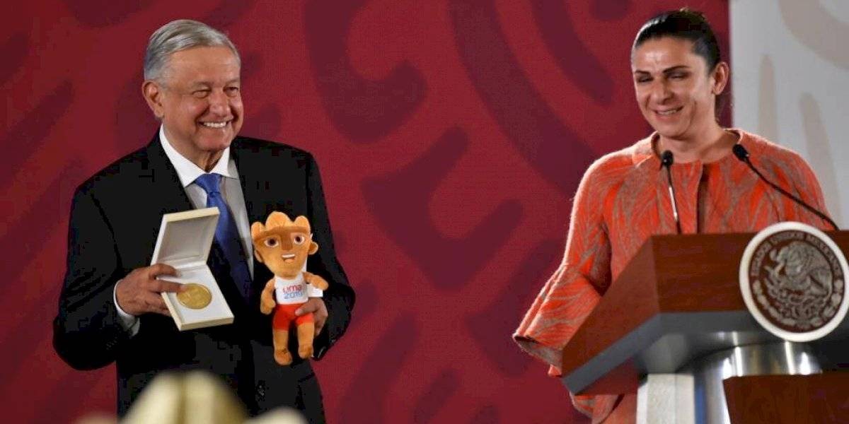 Ana Guevara entrega medalla a AMLO por apoyo a deportistas