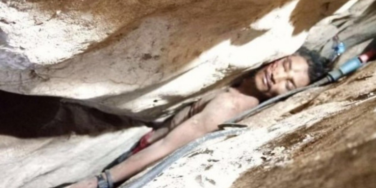 ¡Queda joven atrapado entre dos rocas!