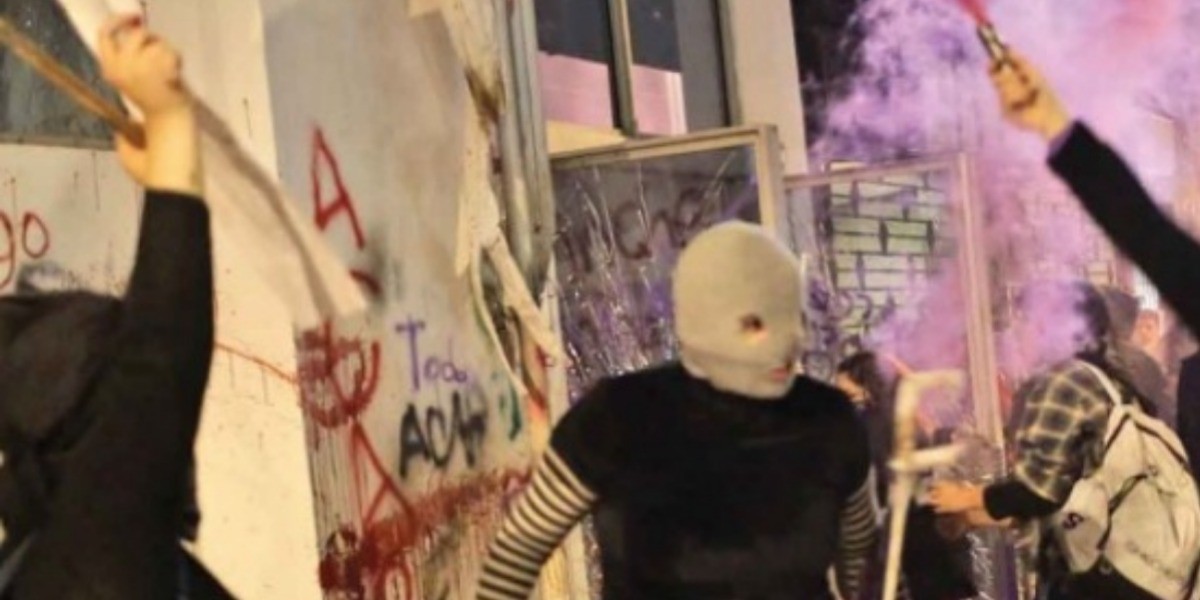 Protesta feminista deja 17 heridos