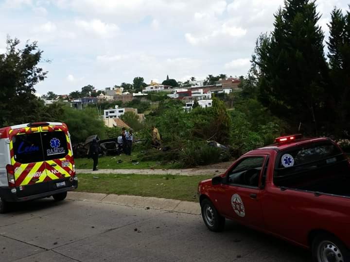 Choque y volcadura dejan tres muertos en Gran Jardín