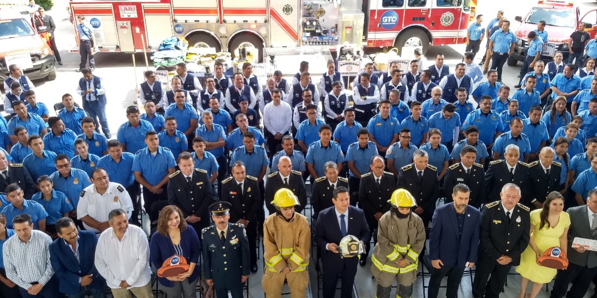 Entregan 17.5 MDP a bomberos en su día