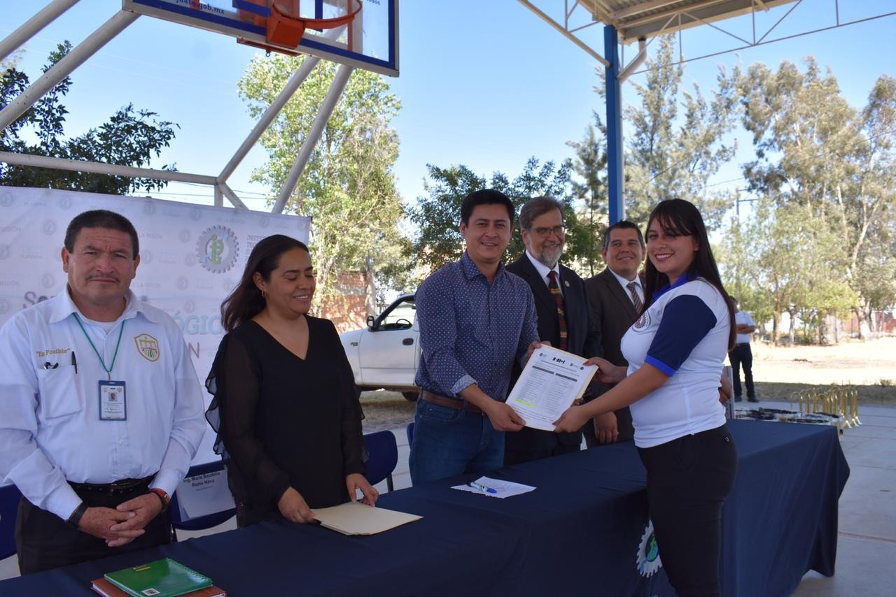 Entregan 30 apoyos a jóvenes dobladenses para estudiar