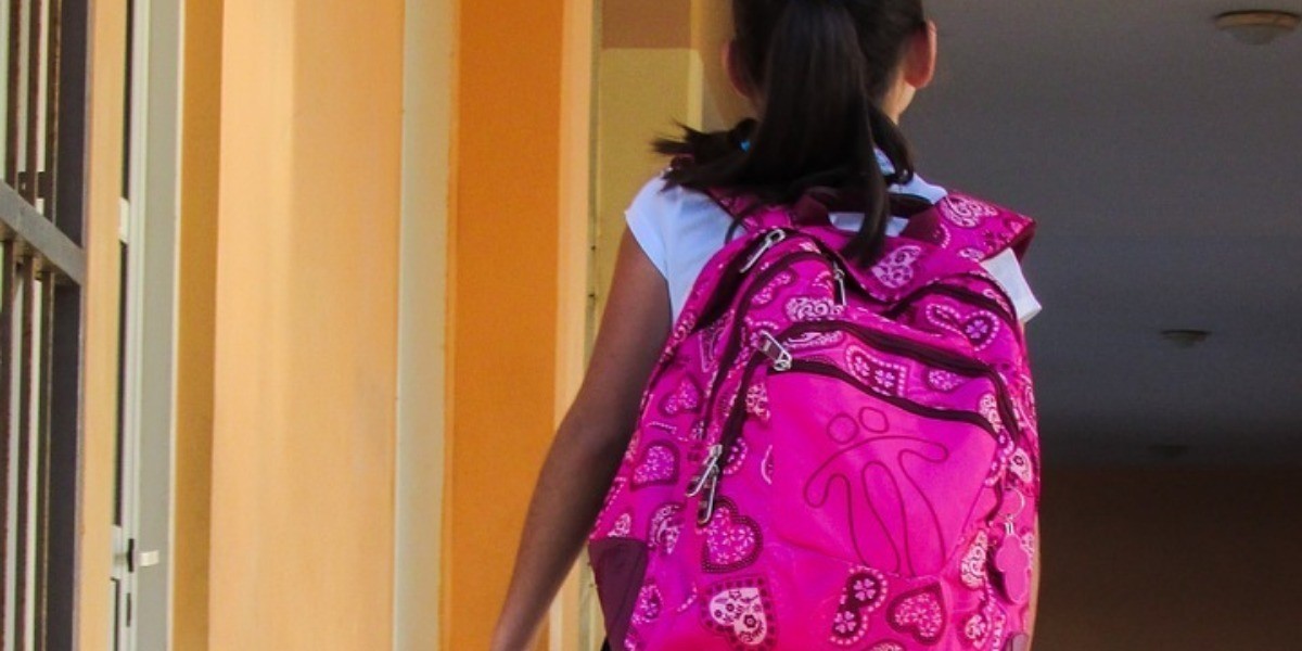 Las mochilas escolares deben ser ligeras, pesar menos del 15 por ciento del peso corporal del menor: IMSS