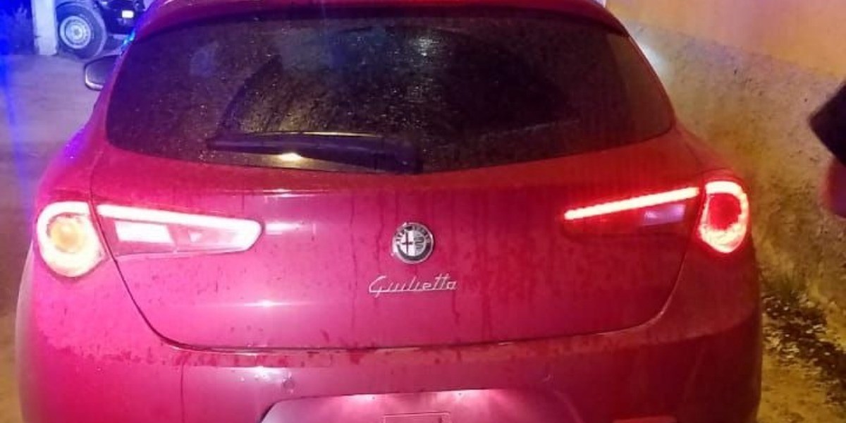 Recuperan auto robado y detienen a dos personas