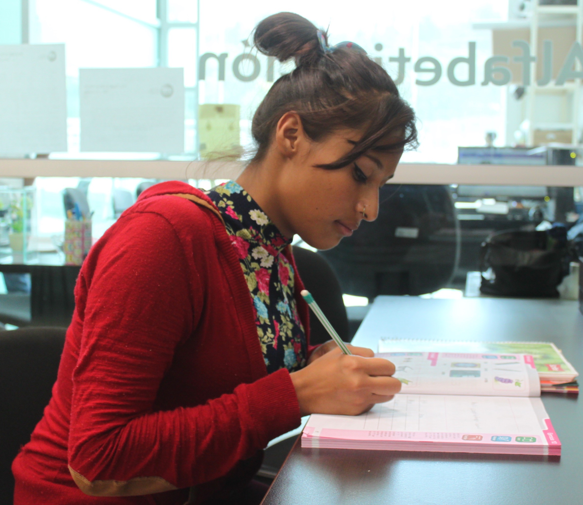 Quimioterapia no impide a Karla aprender a leer y escribir