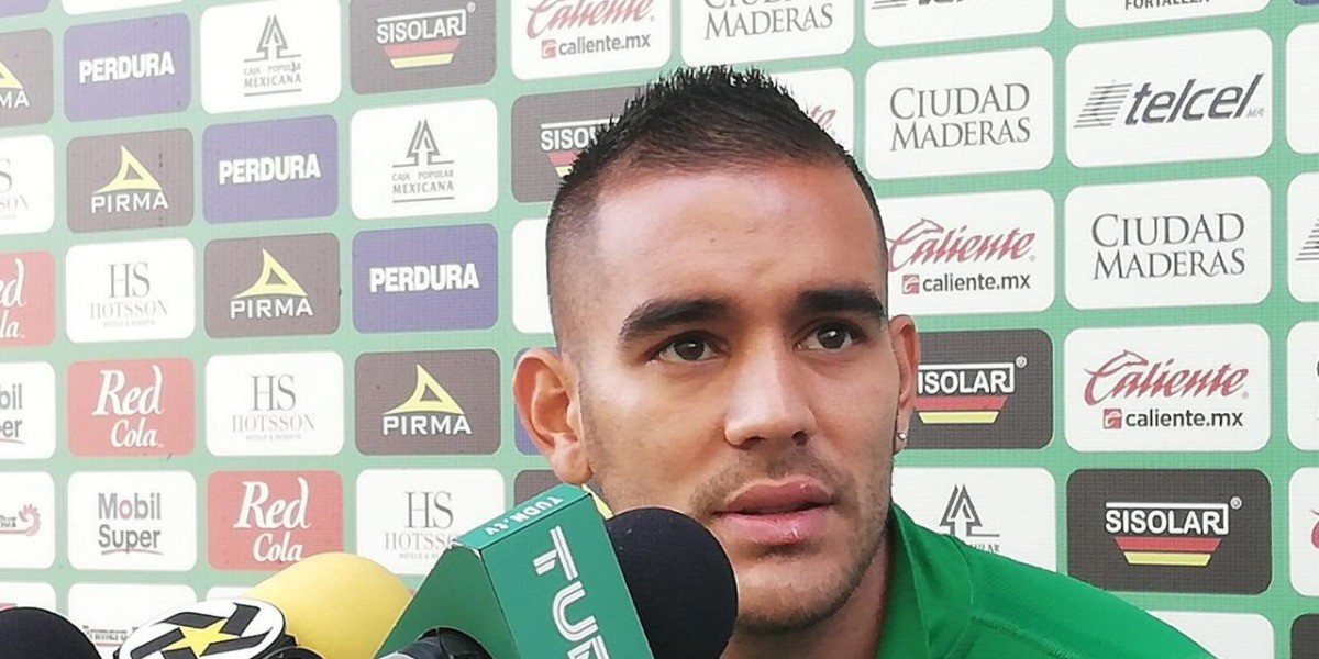 Jown Cardona aguarda por su oportunidad con los verdes