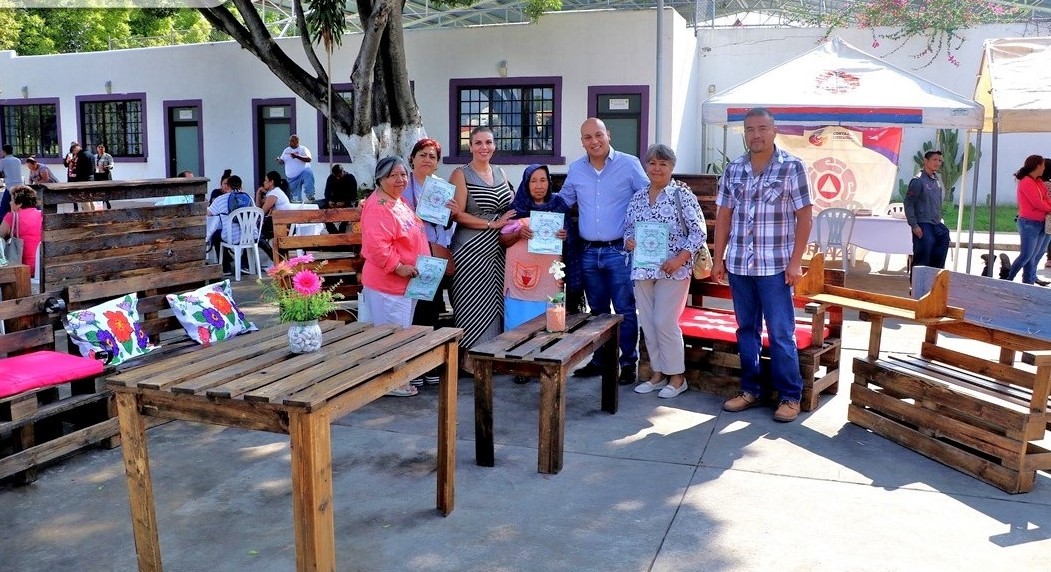 Participan mujeres en taller de madera reciclada