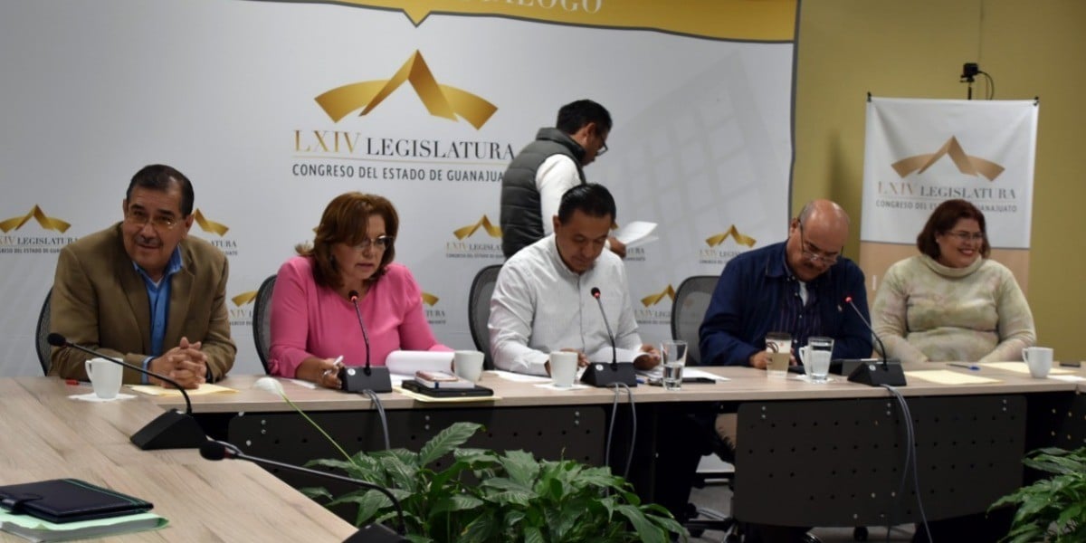 Aprueban dictamen para exhortar a oficinas gubernamentales para disminuir consumo de papel