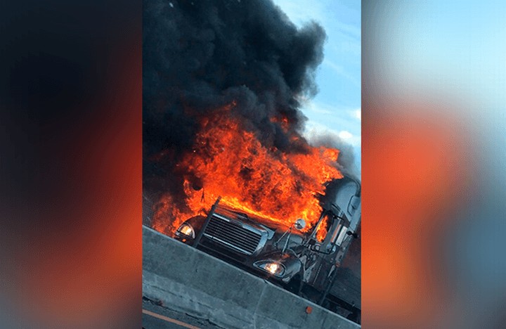 Bloquean carretera Celaya-Salvatierra con dos camiones en llamas