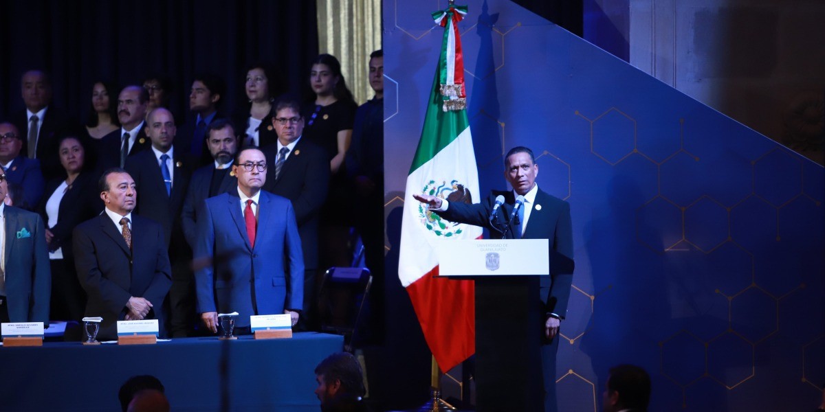 Rinde protesta Guerrero Agripino en segundo periodo como Rector de la UG