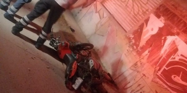 Fallece motociclista al chocar en Praderas de Agua Azul