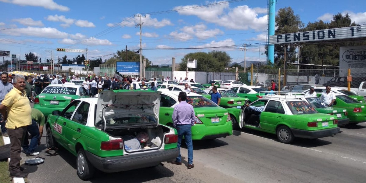 Caos en Bulevar Aeropuerto por manifestación de taxistas