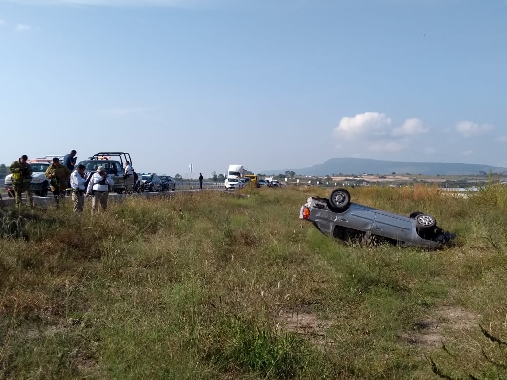 Quedan heridos al volcar en Ecobulevar