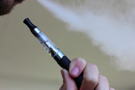 Humo de cigarro electrónico también causa cáncer