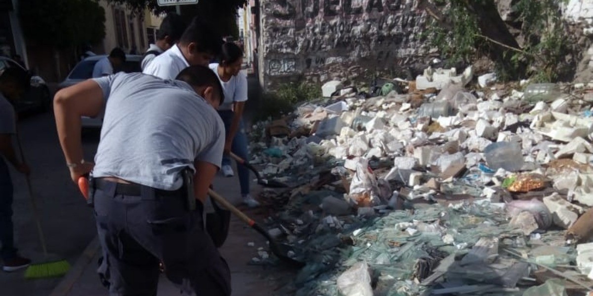 Provoca desalojo judicial acumulación de artículos y desechos en la calle
