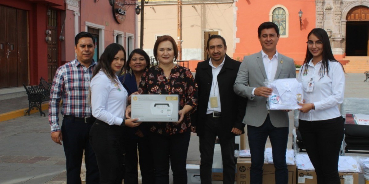 Entregan mobiliario a dependencias en Manuel Doblado